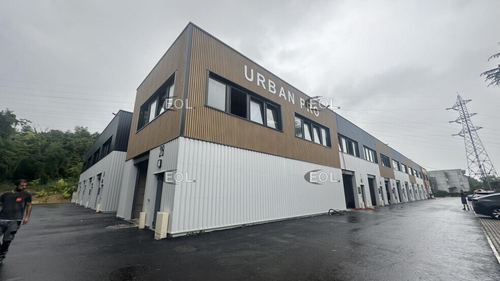 Local d’activités dans Neuilly-Plaisance à louer - Photo de l’immeuble – Image 1 sur 14