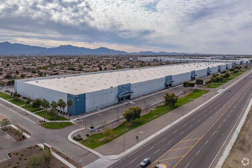 8585 W Buckeye Rd, Phoenix, AZ à louer - Photo de l’immeuble – Image 2 sur 11