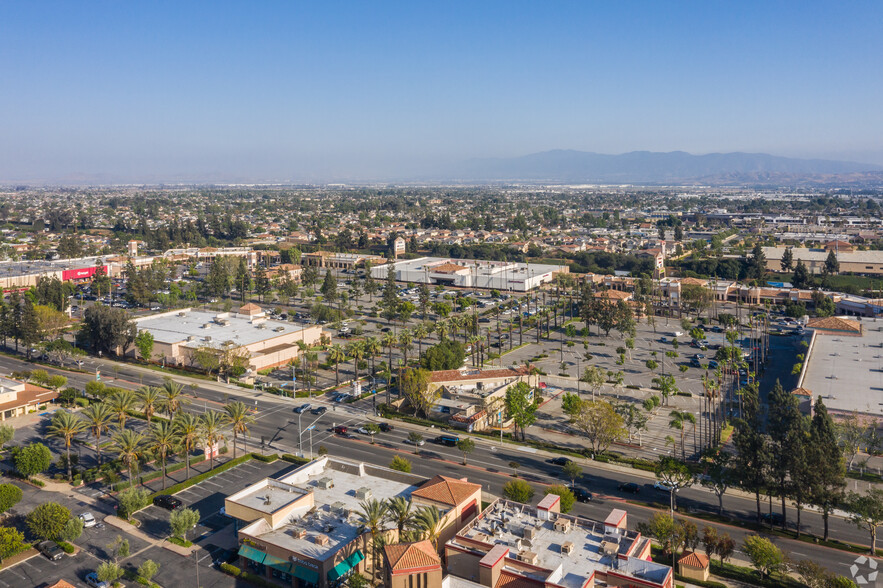 5533-5549 Philadelphia St, Chino, CA à louer - Aérien – Image 1 sur 11