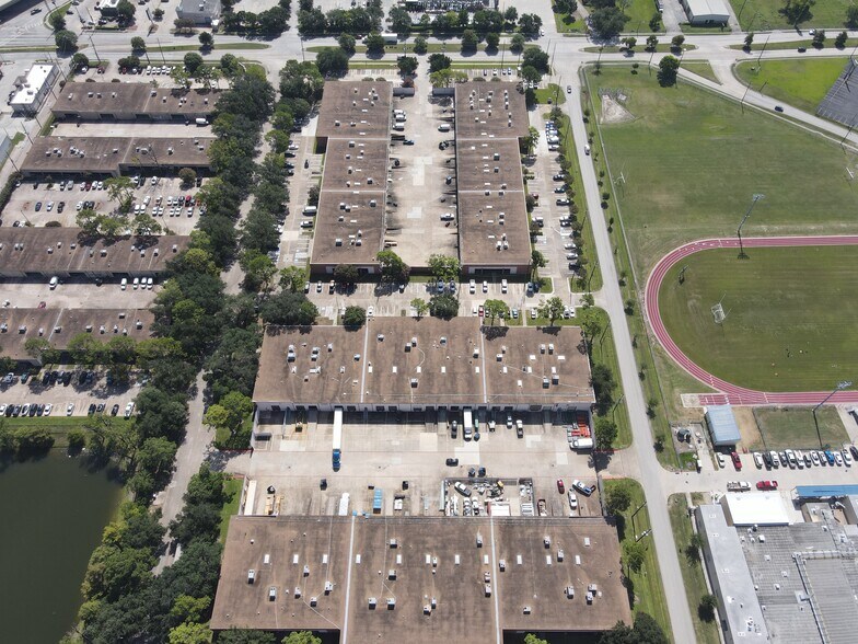 6001 Stonington St, Houston, TX à louer - Photo de l’immeuble – Image 3 sur 7
