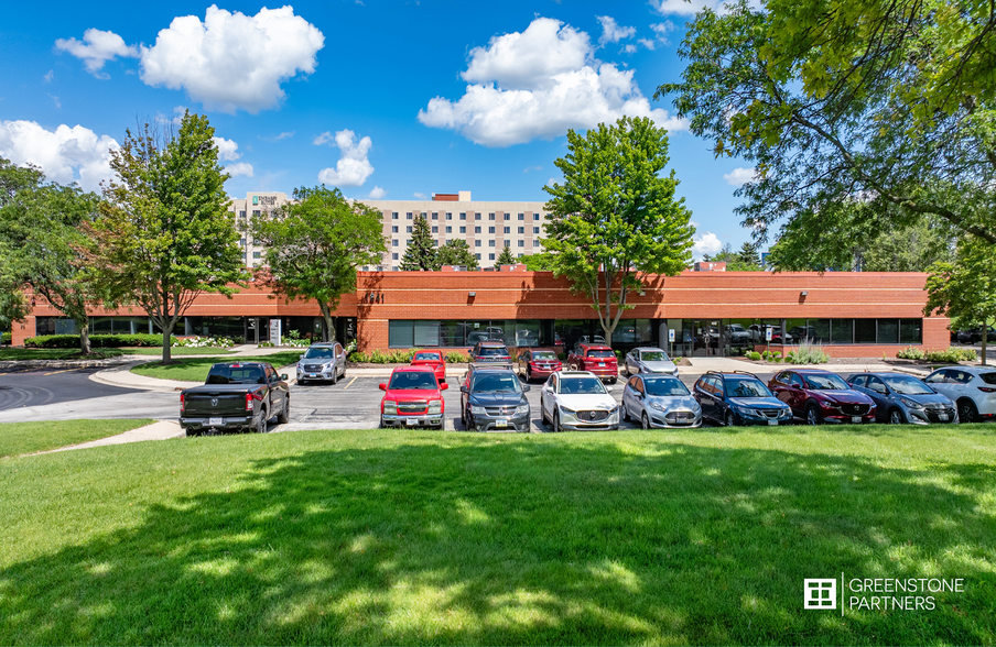 1841 Centre Point Cir, Naperville, IL à vendre - Photo de l’immeuble – Image 1 sur 10