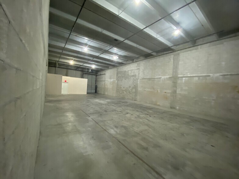 8252-8278 NW 70th St, Miami, FL à louer - Photo intérieure – Image 3 sur 5