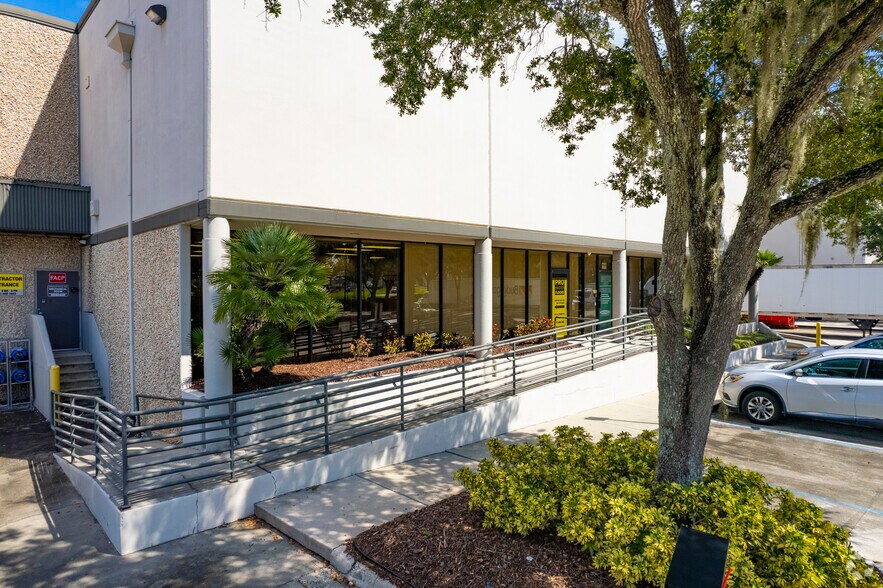 8314-8326 E Adamo Dr, Tampa, FL à louer - Photo de l’immeuble – Image 3 sur 8