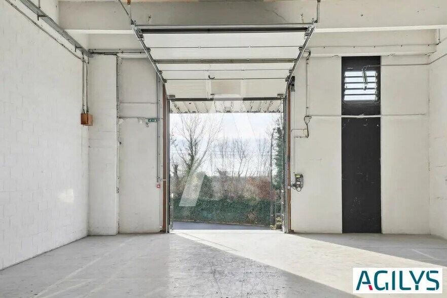 Local d’activités dans Rungis à louer - Photo de l’immeuble – Image 3 sur 8