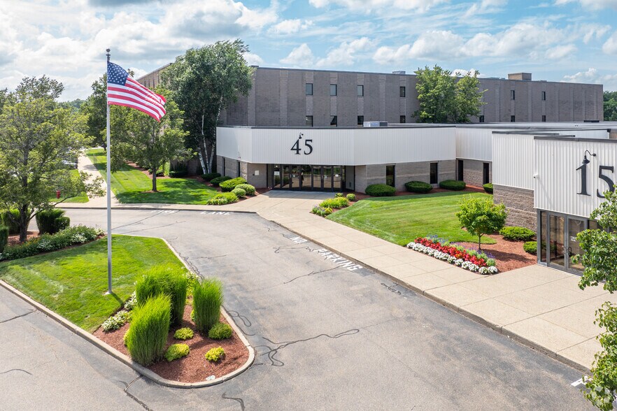 45 Dan Rd, Canton, MA à louer - Photo de l’immeuble – Image 1 sur 9