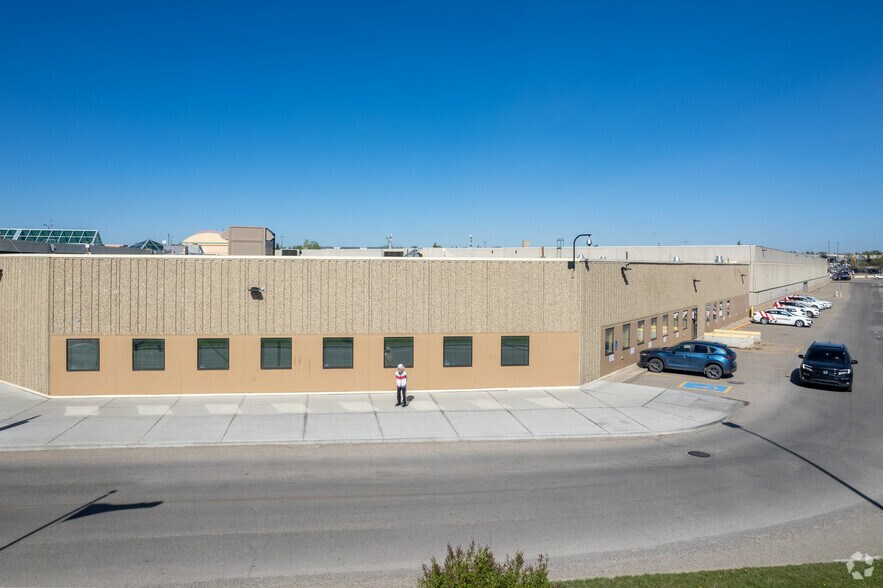 3800 Memorial Dr NE, Calgary, AB à louer - Photo de l’immeuble – Image 2 sur 9