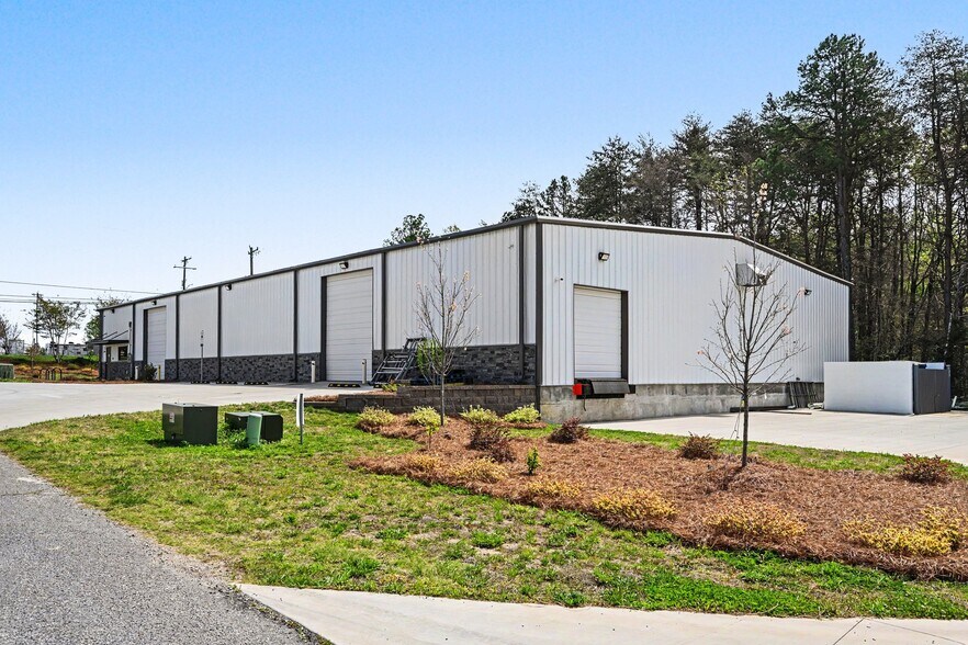 215 Irvan Ct NW, Concord, NC à louer - Photo principale – Image 1 sur 27