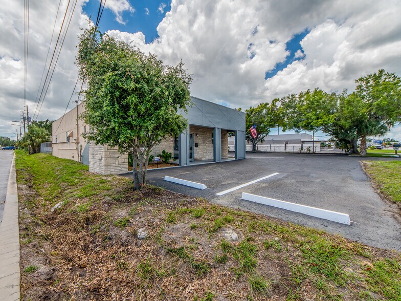 2051 Range Rd, Clearwater, FL à vendre - Photo de l’immeuble – Image 2 sur 17