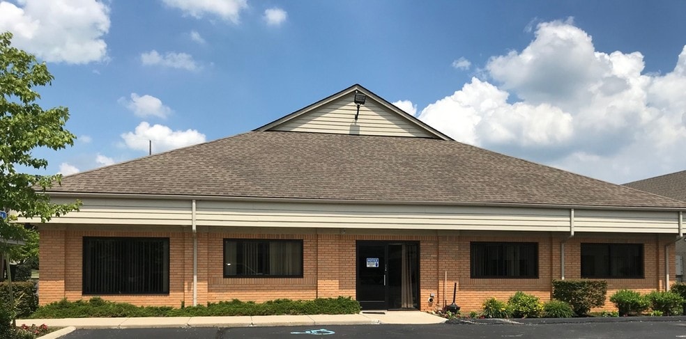 5757 W Maple Rd, West Bloomfield, MI à vendre - Photo de l’immeuble – Image 3 sur 6