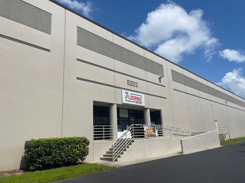 5202-5208 Tampa West Blvd, Tampa, FL à louer - Photo principale – Image 1 sur 1