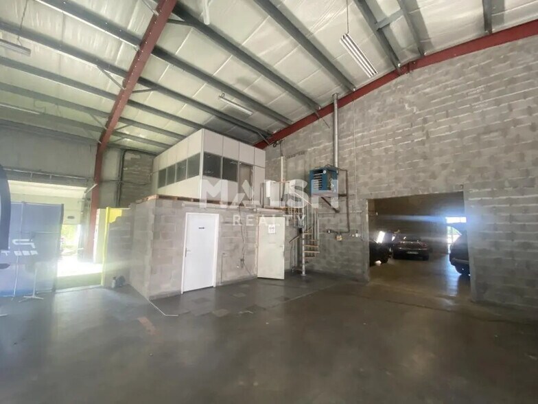 Local d'activités dans Voiron à vendre - Photo de l’immeuble – Image 2 sur 5