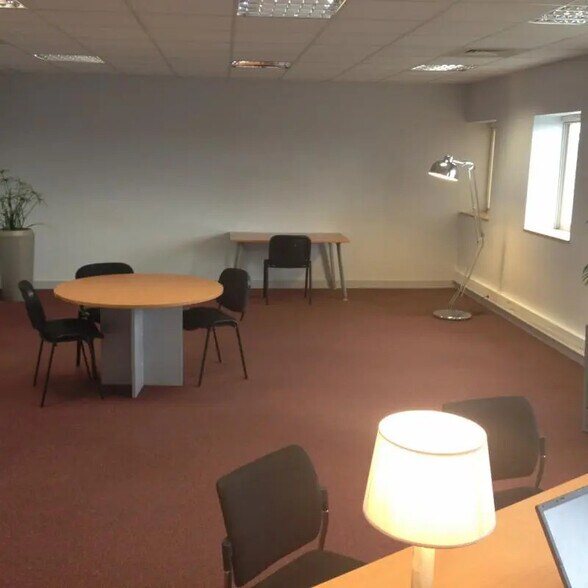 Bureau dans JAUNAY-CLAN à louer - Photo de l’immeuble – Image 3 sur 3