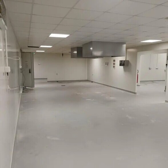 Local d’activités dans Pîtres à louer - Photo de l’immeuble – Image 2 sur 13