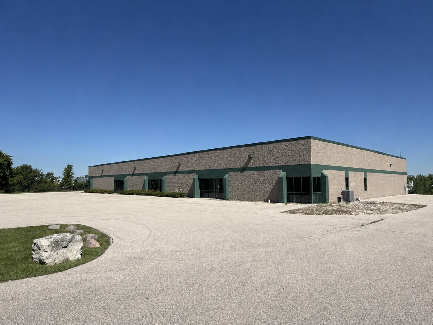 W222N615 Cheaney Rd, Waukesha, WI à louer Photo de l’immeuble– Image 1 sur 3