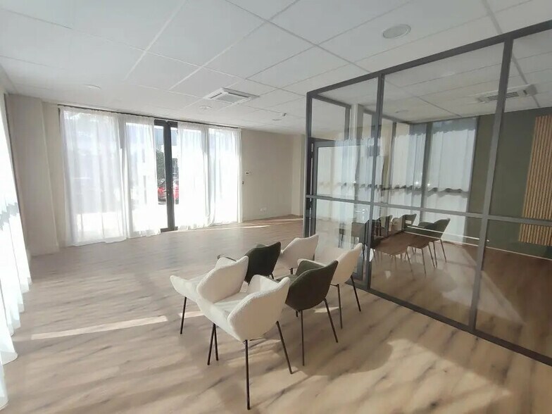 Bureau dans Bourgoin-Jallieu à vendre - Photo de l’immeuble – Image 2 sur 6