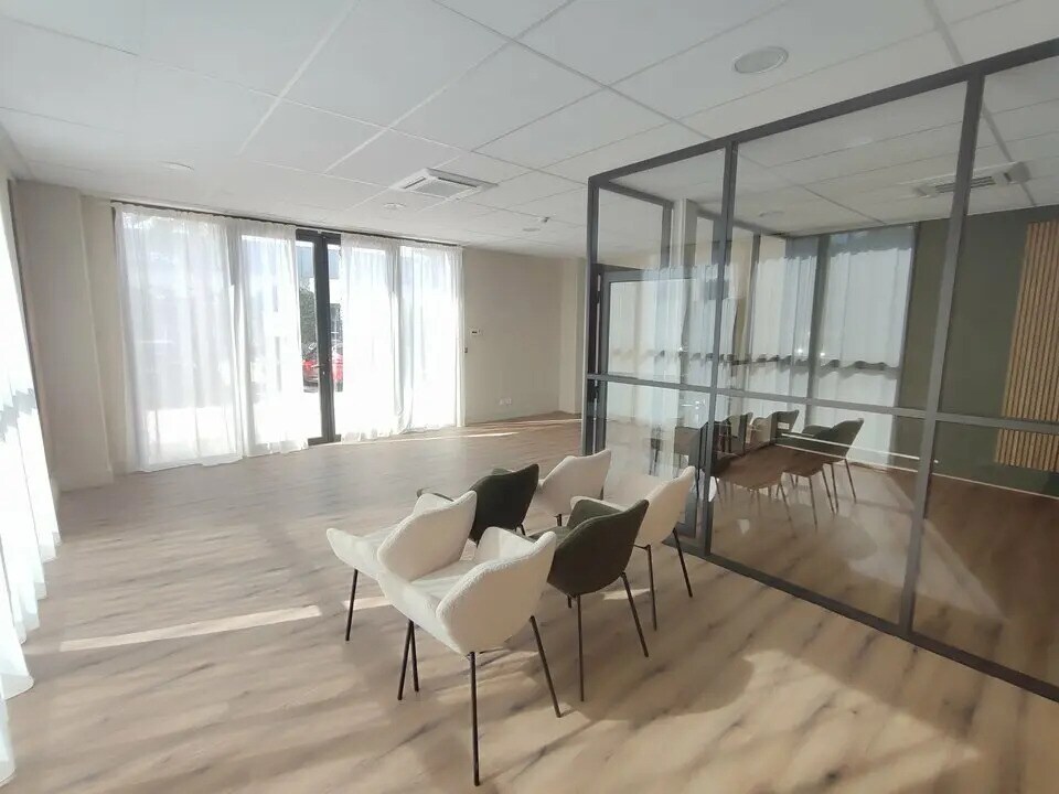 Bureau dans Bourgoin-Jallieu à vendre Photo de l’immeuble– Image 1 sur 8