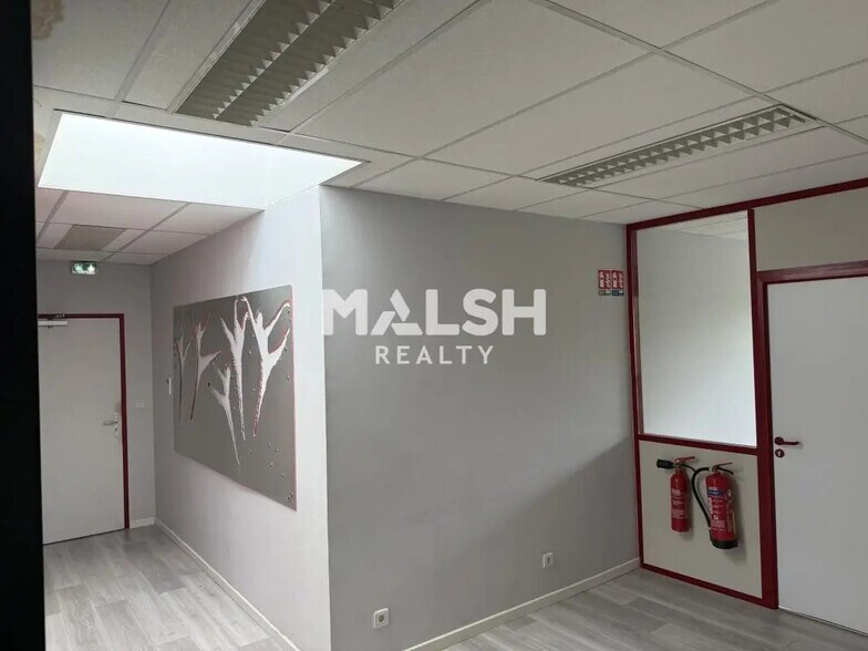 Bureau dans Saint-Genis-Laval à vendre - Photo de l’immeuble – Image 2 sur 12