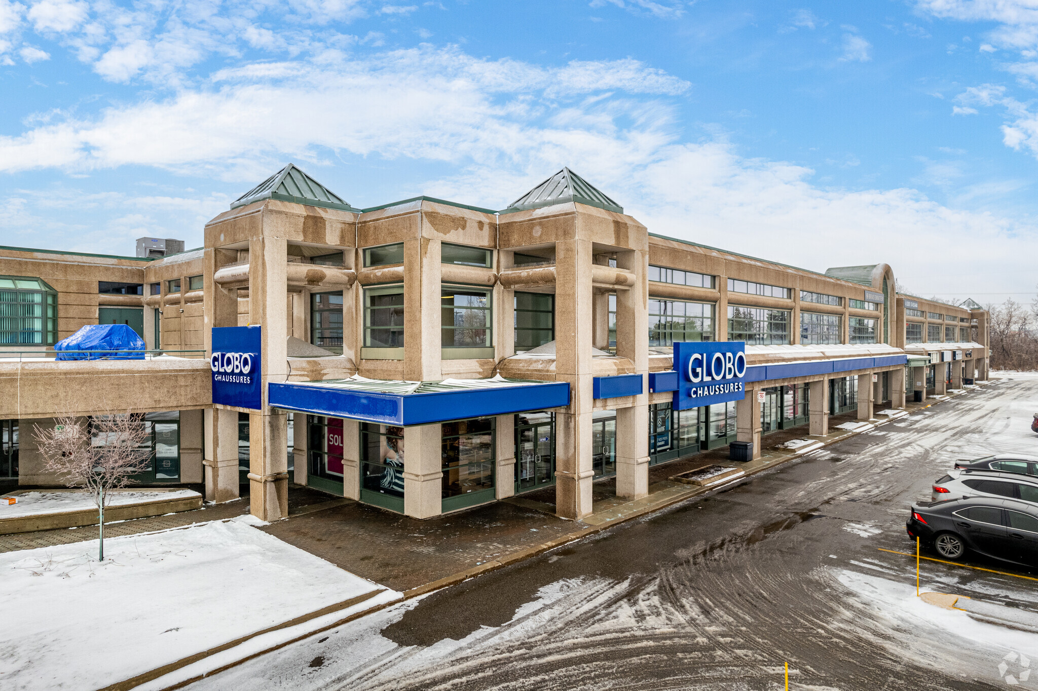 2560-2590 Boul Daniel-Johnson, Laval, QC à louer Photo de l’immeuble– Image 1 sur 11