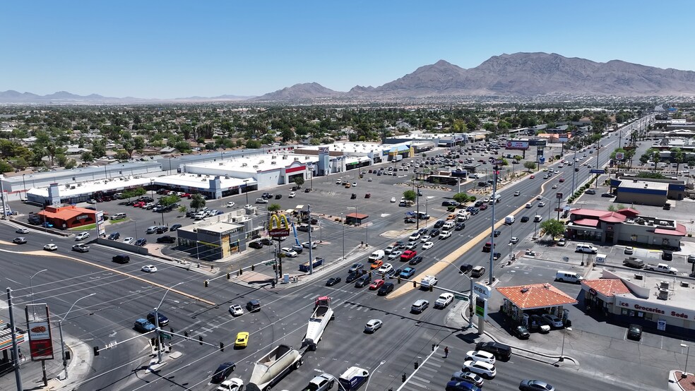 4440 E Charleston Blvd, Las Vegas, NV à louer - Photo de l’immeuble – Image 2 sur 6