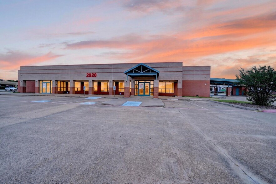 2920 Motley Dr, Mesquite, TX à louer - Photo de l’immeuble – Image 2 sur 44