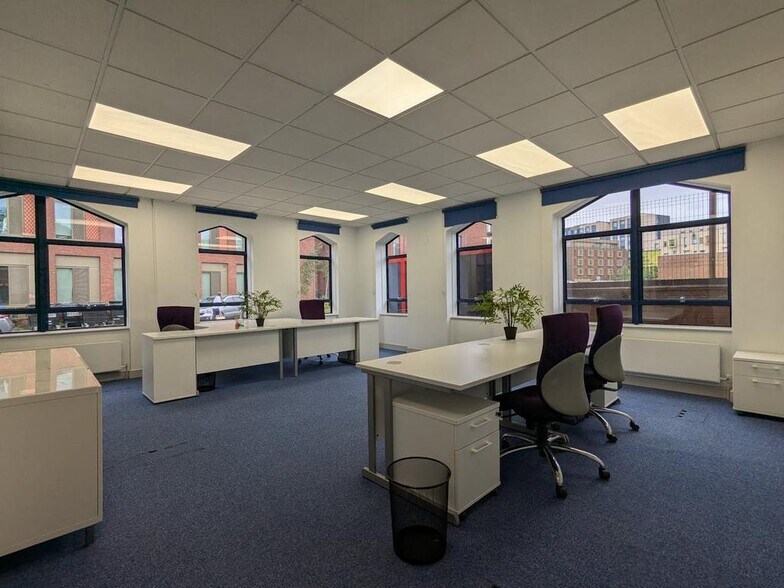 Walnut Tree Clos, Guildford à louer - Photo de l’immeuble – Image 2 sur 4