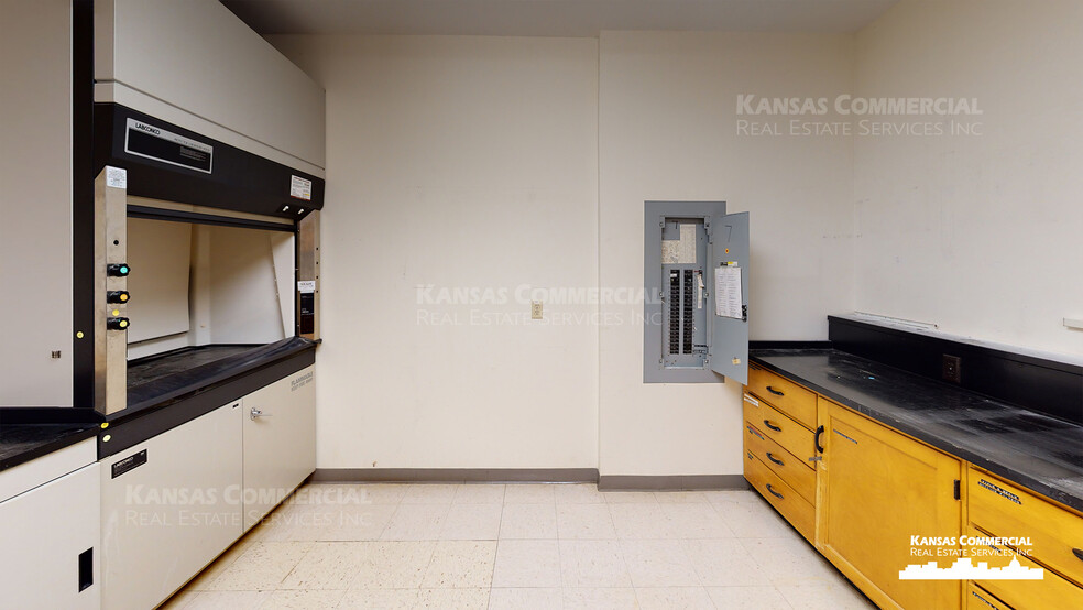 6531 SE Forbes Ave, Topeka, KS à louer - Photo intérieure – Image 2 sur 7