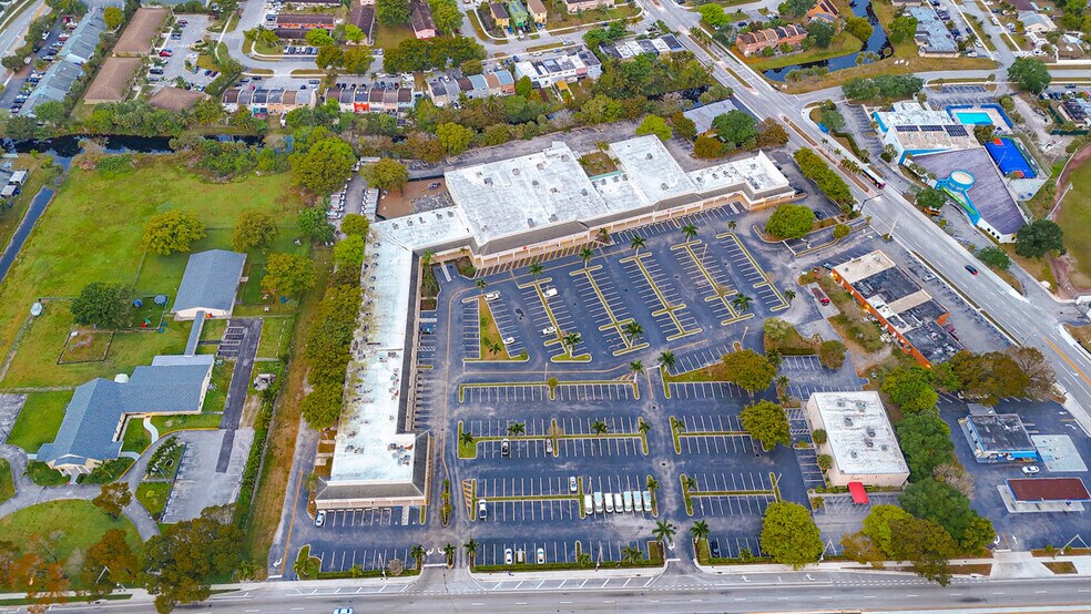 941 Kimberly Blvd, North Lauderdale, FL à louer - Photo de l’immeuble – Image 2 sur 3