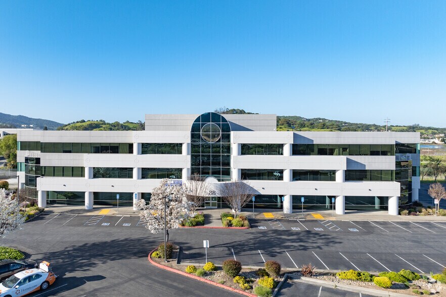 88 Rowland Way, Novato, CA à vendre - Photo de l’immeuble – Image 2 sur 10