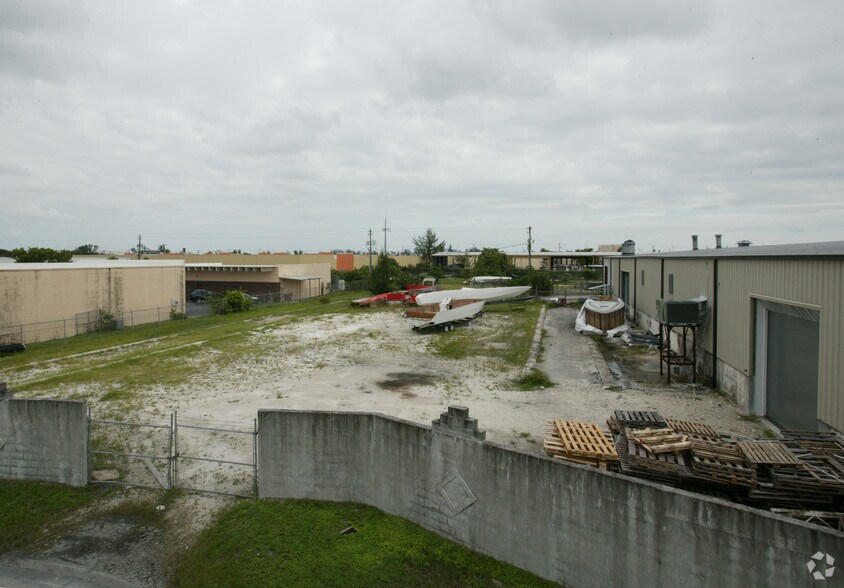 13041 NW 43rd Ave, Opa Locka, FL à vendre - Photo de l’immeuble – Image 2 sur 4