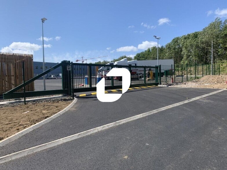 Local d’activités dans Tilloy-lès-Mofflaines à louer - Photo de l’immeuble – Image 1 sur 5