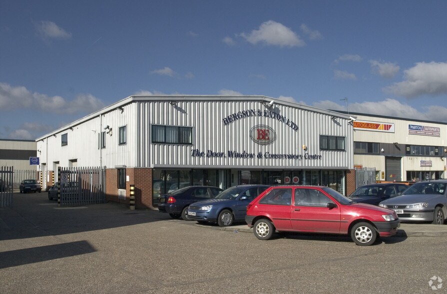 4-12 Kempson Clos, Aylesbury à louer - Photo de l’immeuble – Image 2 sur 60