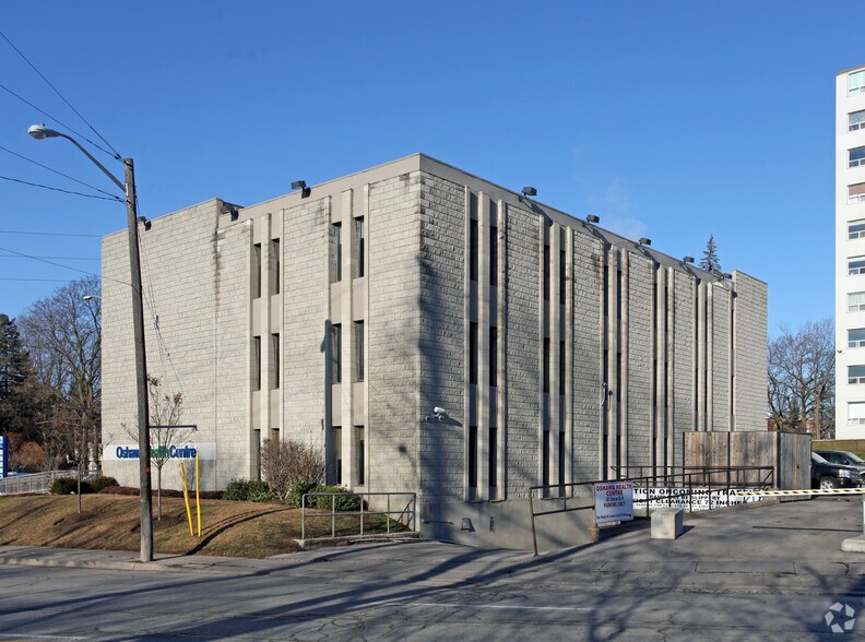 247 Simcoe St N, Oshawa, ON à vendre - Photo de l’immeuble – Image 2 sur 8