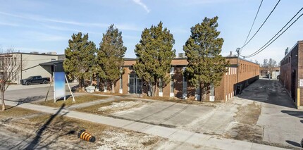 120 St Regis Cres, Toronto, ON à louer Photo de l’immeuble– Image 2 sur 5