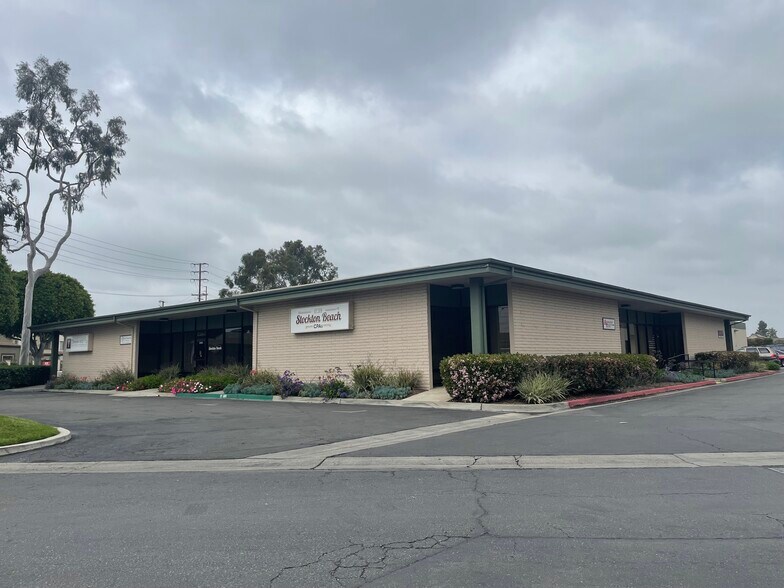 3321-3335 Cerritos Ave, Los Alamitos, CA à louer - Photo de l’immeuble – Image 3 sur 7