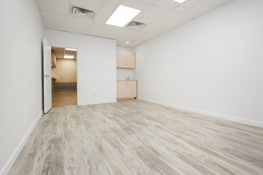 5881-5889 Ch de la Côte-des-Neiges, Montréal, QC à louer - Photo intérieure – Image 3 sur 12