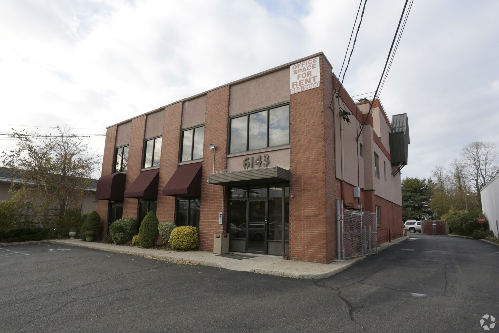 6143 Jericho Tpke, Commack, NY à louer Photo de l’immeuble– Image 1 sur 9