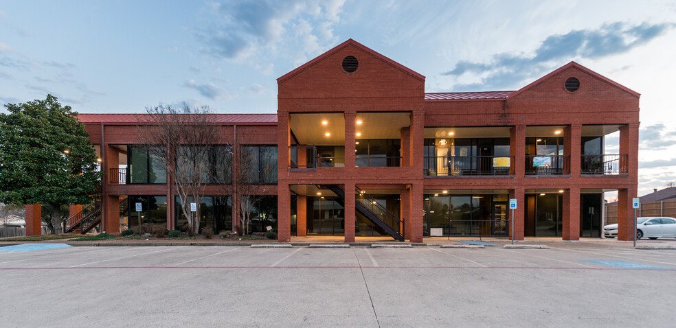 614 S Edmonds Ln, Lewisville, TX à louer - Photo de l’immeuble – Image 3 sur 45