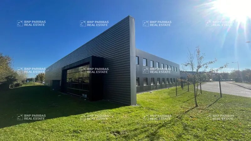Local d’activités dans Élancourt à louer - Photo de l’immeuble – Image 3 sur 6