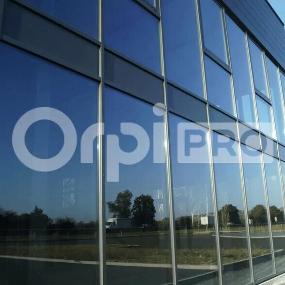 Local d’activités dans Ambérieux à louer - Photo de l’immeuble – Image 3 sur 7