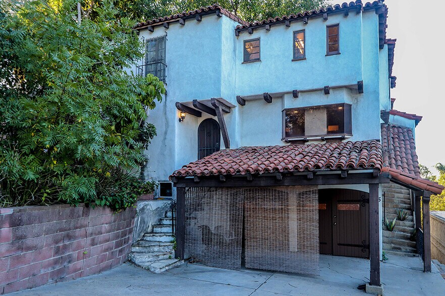 3135 Oakcrest Dr, Los Angeles, CA à vendre - Photo de l’immeuble – Image 3 sur 29