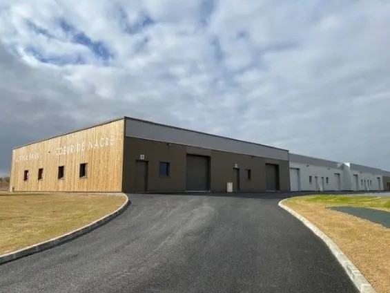 Local d’activités dans DOUVRES-LA-DÉLIVRANDE à louer - Photo de l’immeuble – Image 2 sur 3