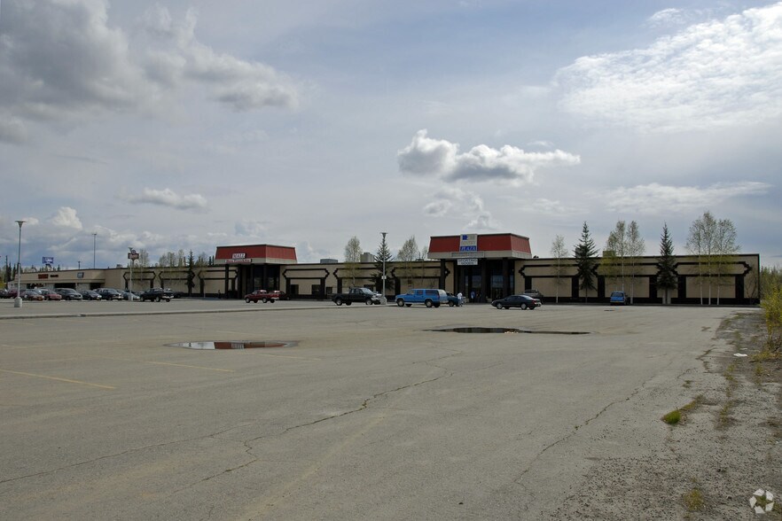 301 N Santa Claus Ln, North Pole, AK à louer - Photo de l’immeuble – Image 1 sur 9
