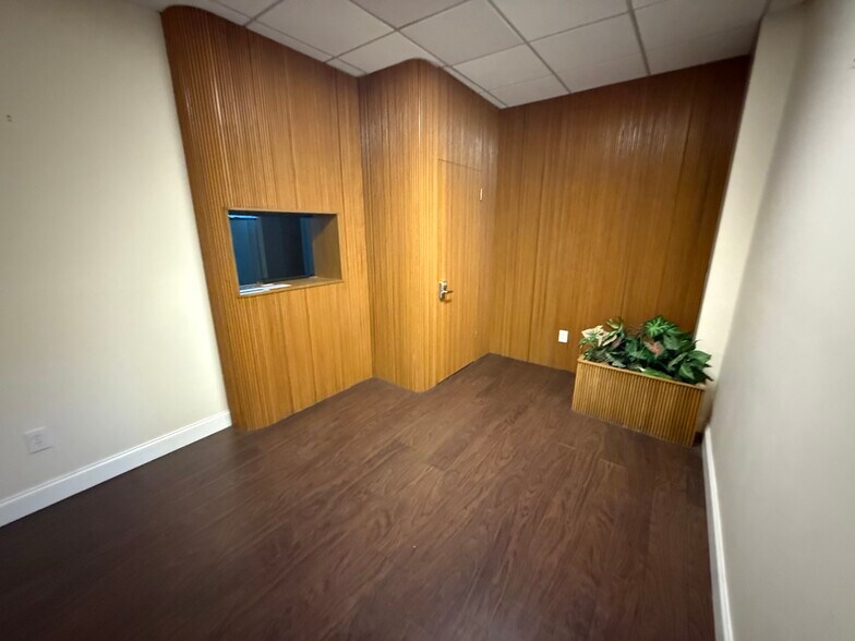 1071-1075 NE 125th St, North Miami, FL à louer - Photo intérieure – Image 2 sur 9