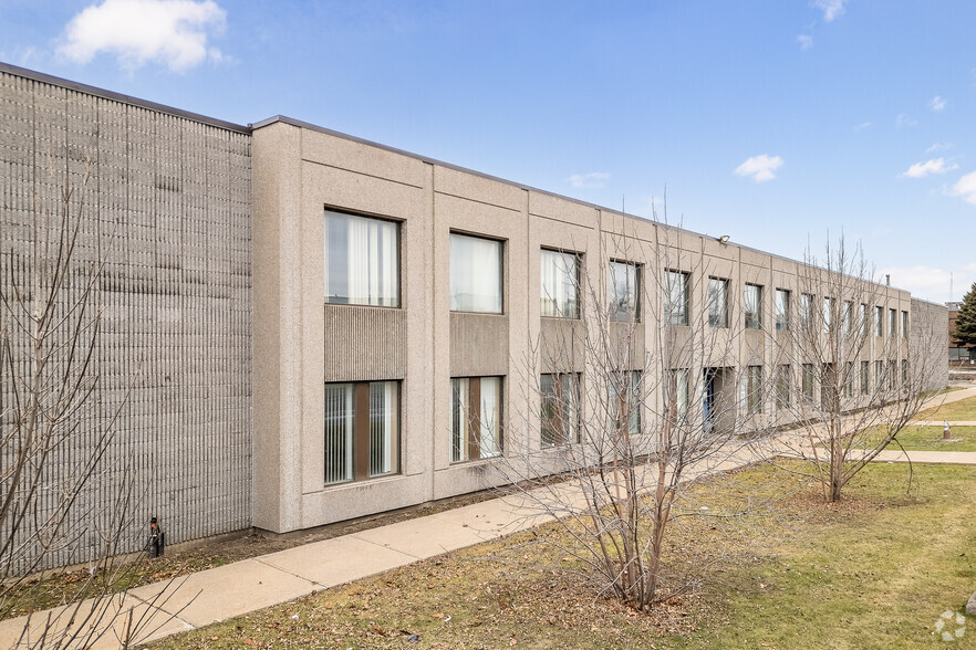 2300 Rue Cohen, Montréal, QC à louer - Photo de l’immeuble – Image 3 sur 14