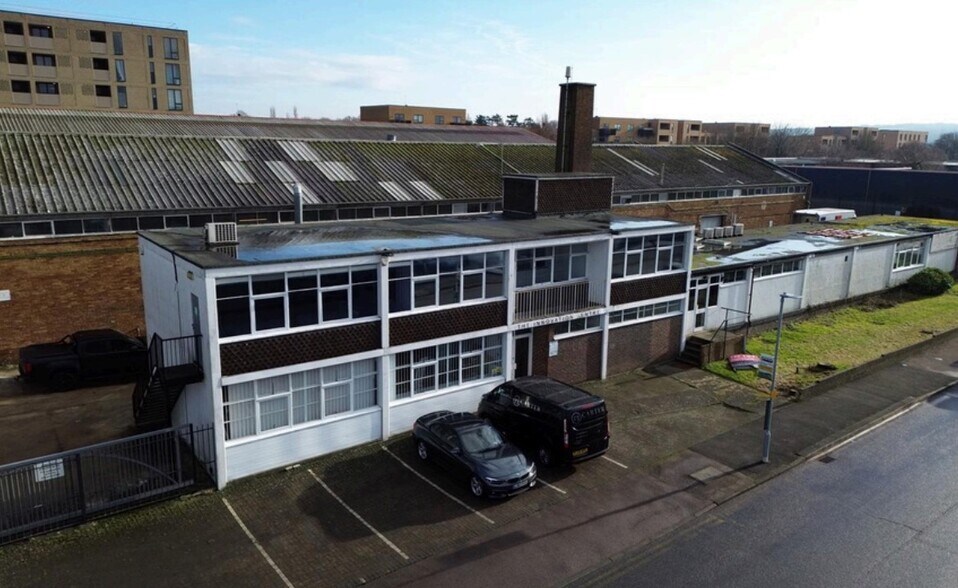 15-23 Greenhill Crescent, Watford à louer - Photo de l’immeuble – Image 3 sur 3