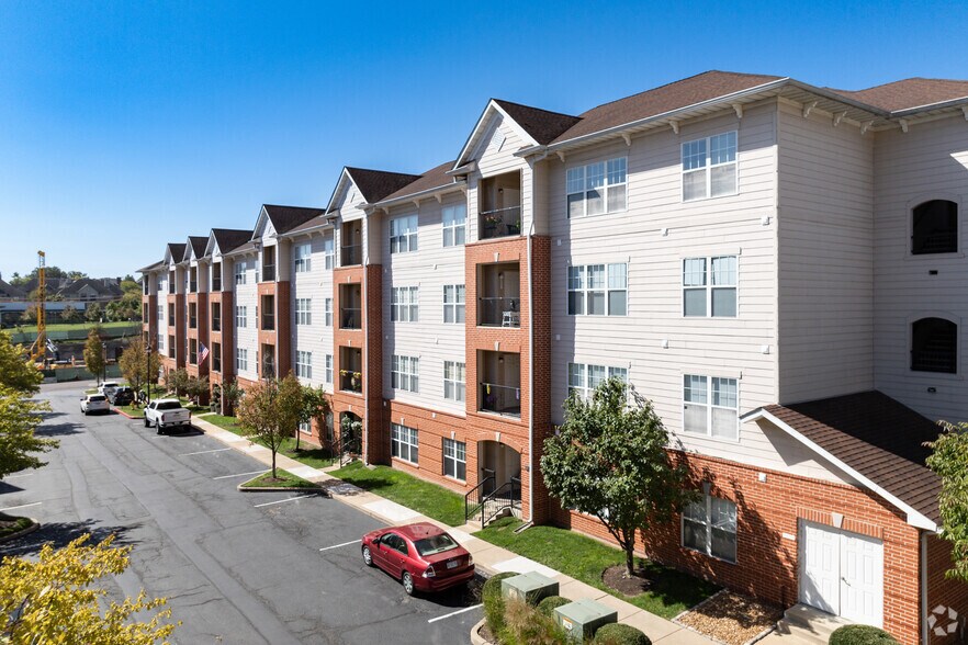 141 E Madison Ave, Kirkwood, MO à louer - Photo principale – Image 3 sur 37