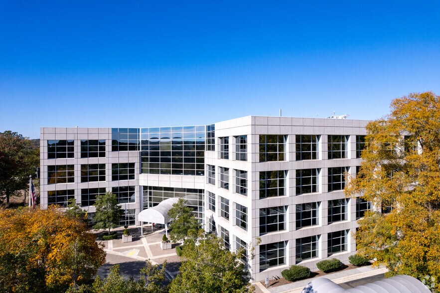 100 Europa Dr, Chapel Hill, NC à louer - Photo de l’immeuble – Image 3 sur 5