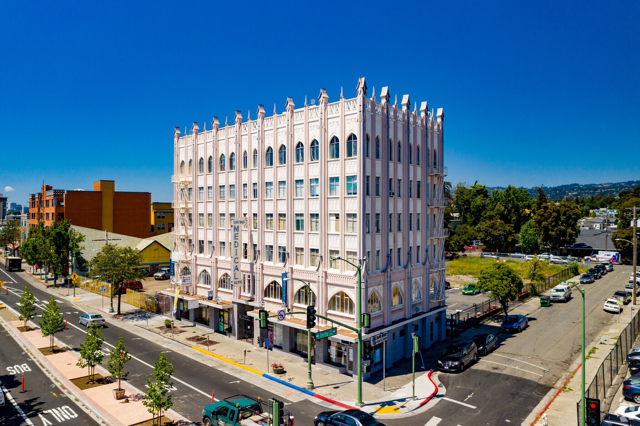 3022 International Blvd, Oakland, CA à louer Photo principale– Image 1 sur 40
