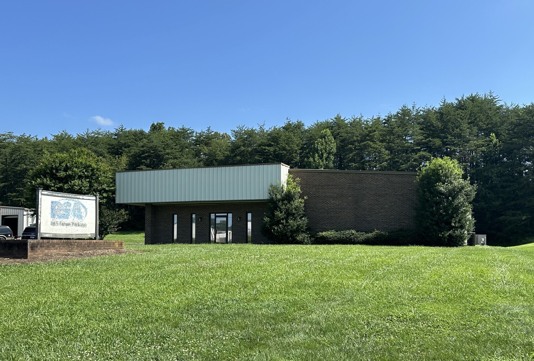 465 Forum Pky, Rural Hall, NC à vendre Photo principale– Image 1 sur 7