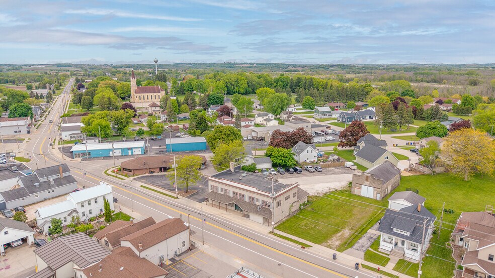 1302 Main st, Saint Cloud, WI à vendre - Photo de l’immeuble – Image 1 sur 33